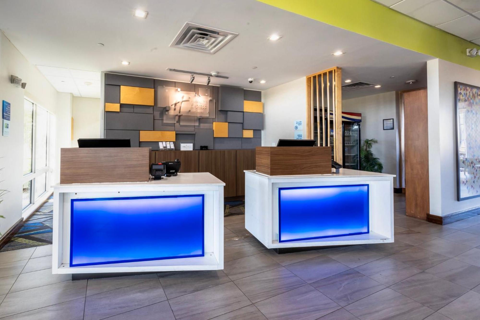 Holiday Inn Express & Suites Dallas Ne Arboretum Ґарланд Екстер'єр фото